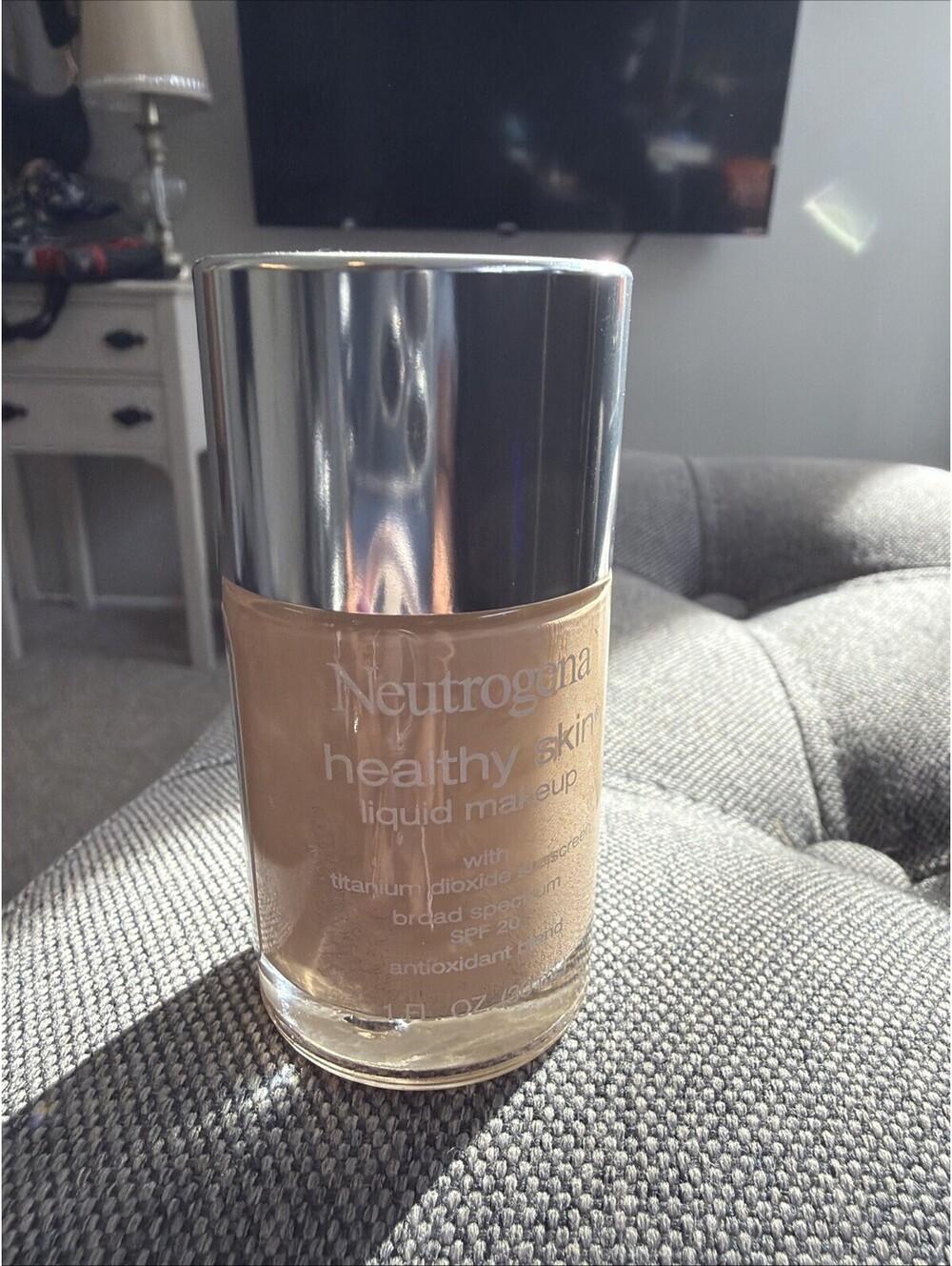 Neutrogena Healthy Skin Liquid Foundation, 330N Buff Beige 1 fl. oz.. New Exp 28